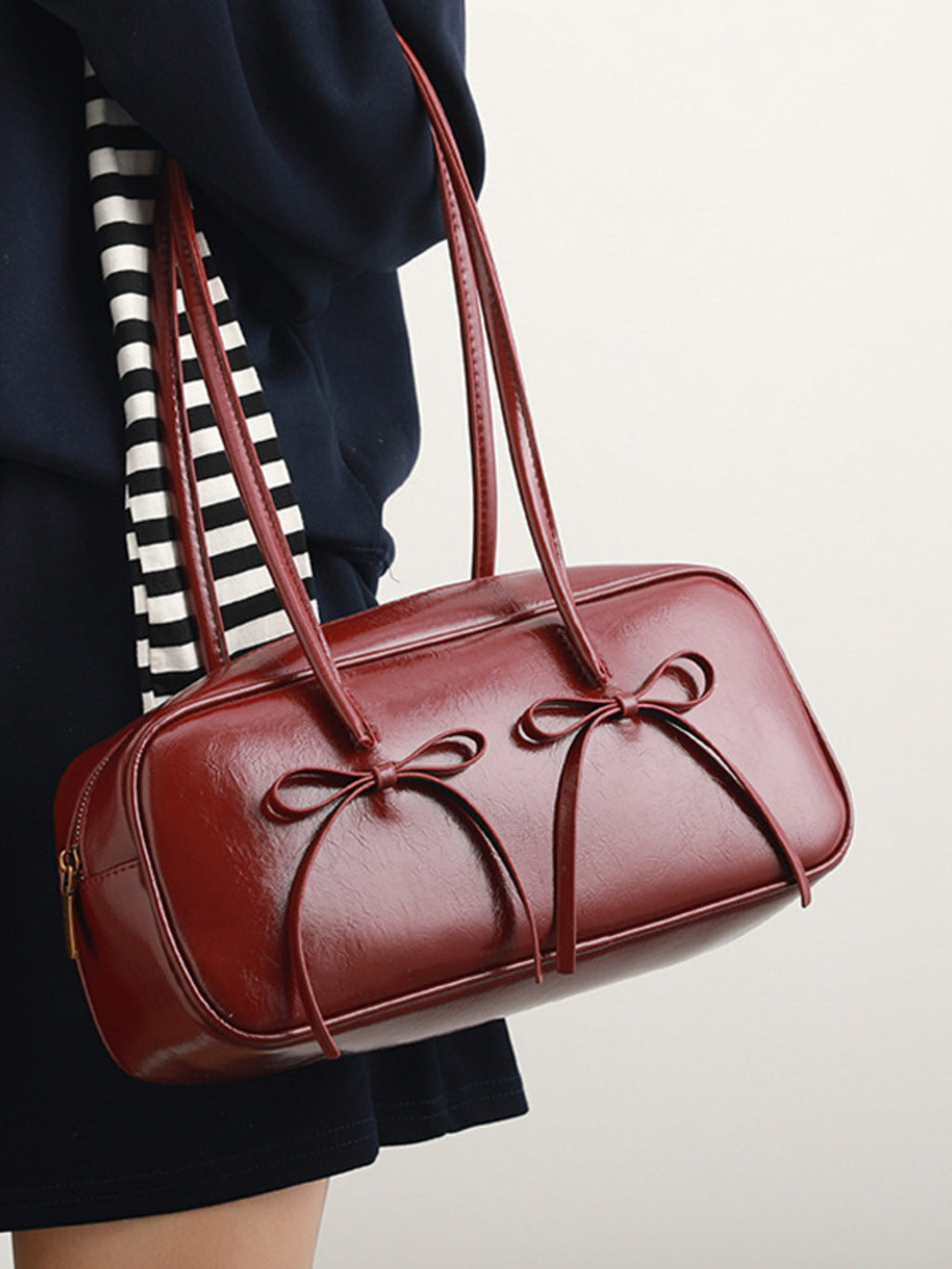Bow decor shoulder bag with front bow detail front view